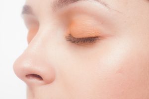 鼻毛の正しい脱毛方法とは？鼻のムダ毛処理のNG方法もご紹介。