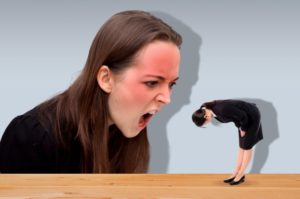 クレーマーの心理とは？クレームをつける人に共通する特徴と対処法。