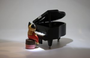 ピアノの足台の種類と選び方を詳しく解説。足台を使うメリットとは？