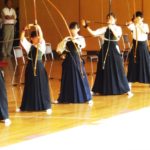 弓返り習得方法。弓返りは離れの勢いと弓の持ち方が大切なポイント。