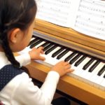 ピアノを始めるのは何歳から?幼少期から習わせるメリットは多い!