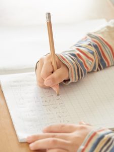 小学生の自宅学習はここがポイント！塾通いと迷った時の考え方も紹介