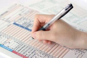 サラリーマンがFXで利益を出した時、税金への対応を詳しく解説。