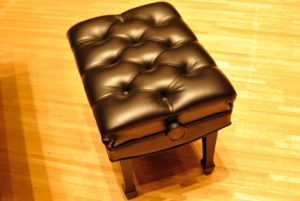 自分に合ったピアノ椅子の選び方。ピアノ椅子の正しい使い方を解説。