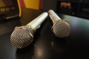 カラオケ店長のきつい仕事内容とは？将来性が不安なら早めの転職を。