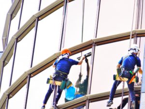 清掃の仕事を辞めたい。将来性の不透明な清掃業界からは早めの転職を。