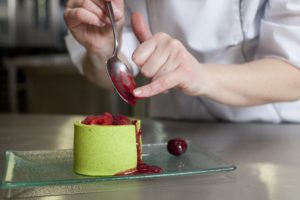 パティシエの離職率はなぜ高い？過酷な仕事内容と現実と理想のギャップ