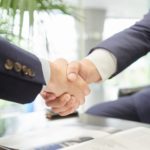 転職活動に有利なコネ入社。転職後のメリットとデメリットとは?