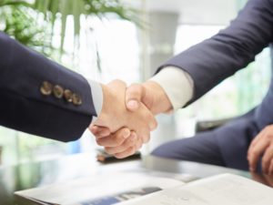 転職活動に有利なコネ入社。転職後のメリットとデメリットとは？