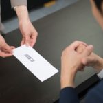 子供が不登校になってしまったら、親は仕事をやめるべきなのか？