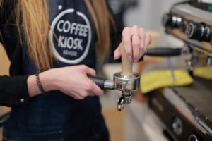 コーヒーを入れる人「バリスタ」の仕事内容や必要な資格など詳しく紹介。