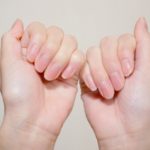 指をかむ人の心理とは?噛み癖を克服するための5つの対処法をご紹介。