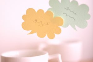 過去の恋愛を話す心理とは？反応に困った時の対処法。