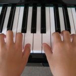 ピアノを両手でスムーズに弾くコツ。両手で弾ける簡単な曲3選。