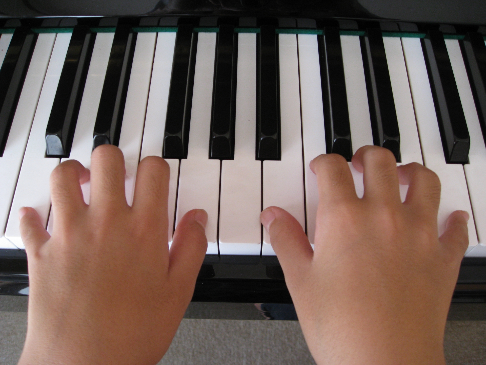 ピアノを両手でスムーズに弾くコツ。両手で弾ける簡単な曲3選。