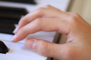 ピアノの上達に指の長さは関係ある？手が小さい人でも難しい曲を弾く方法