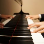 お辞儀の時に弾くピアノの和音とコード。その音の効果とは?